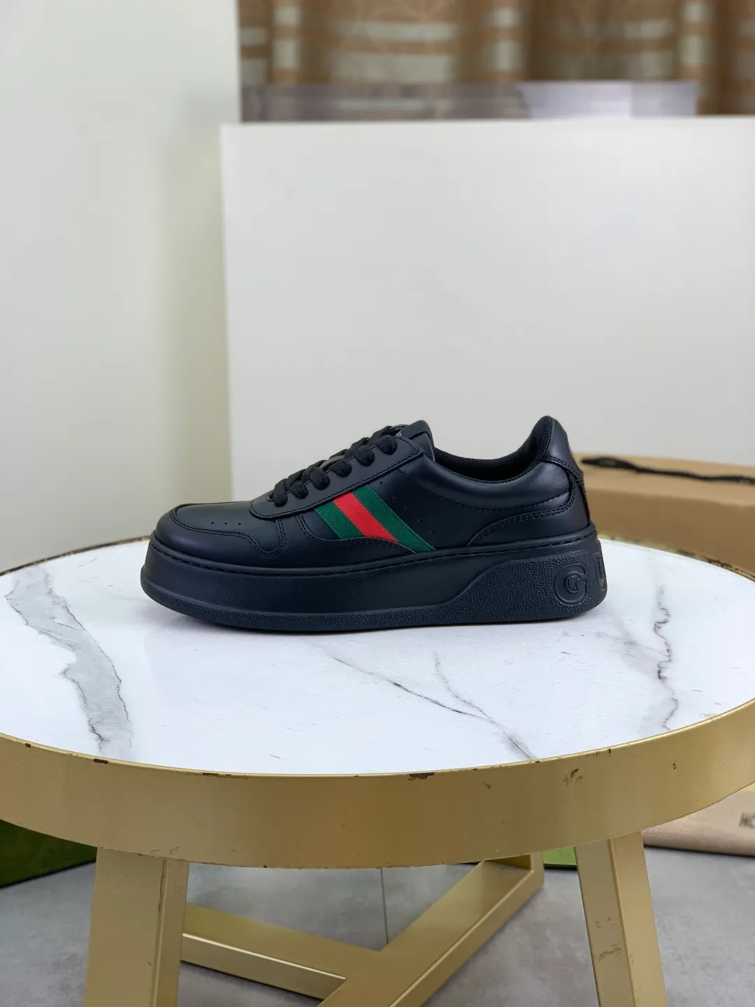 Men's shoes 💰P600 new GUCCI high version 🆕New series, 👫couple biscuit shoes, thick-soled sneakers, these are really comfortable, super light, comfortable and versatile, 👍a must-have item, this item is full of fun retro flavor. G’s new series continues to seek inspiration from daily life in other eras and incorporates the essence of current design to create refreshing designs. This sneaker is made of GG printed canvas and decorated with the classic double G monogram pattern, highlighting the profound connotation of the brand logo. GG printed embossed leather, glossy leather details, 5cm taller, instantly enhances your aura when worn! (With a complete set of packaging bags) Airplane box Size: 35-45